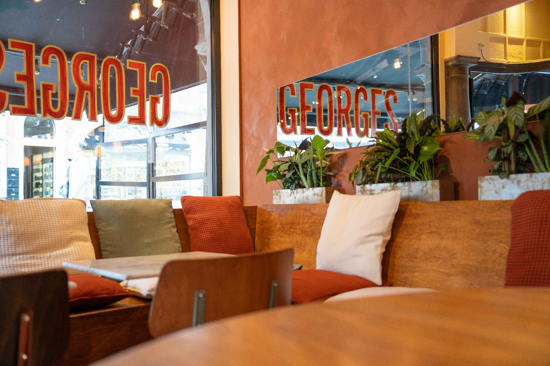 Sfeerbeeld interieur Georges met zicht op de Brusselsestraat