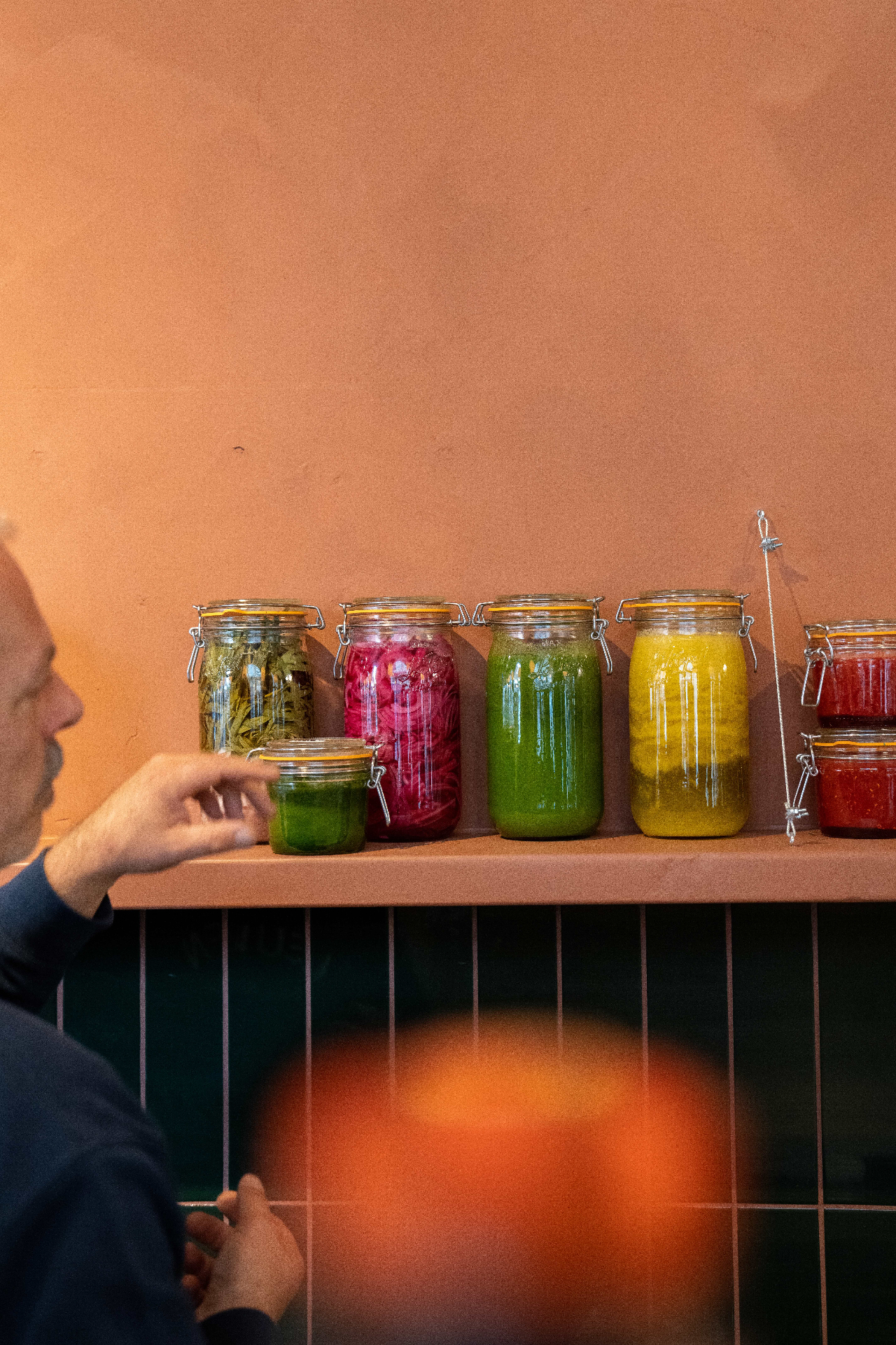 Sfeerbeeld bokalen met kleurrijke ingrediënten bij Georges