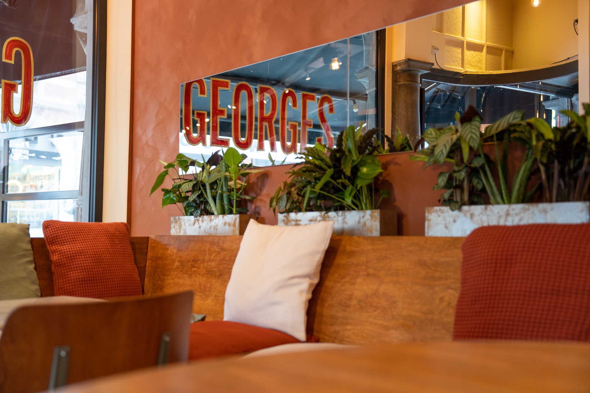 Interieur van Georges in Leuven, Parijse brasserie met marmeren tafels en bentwood-stoelen